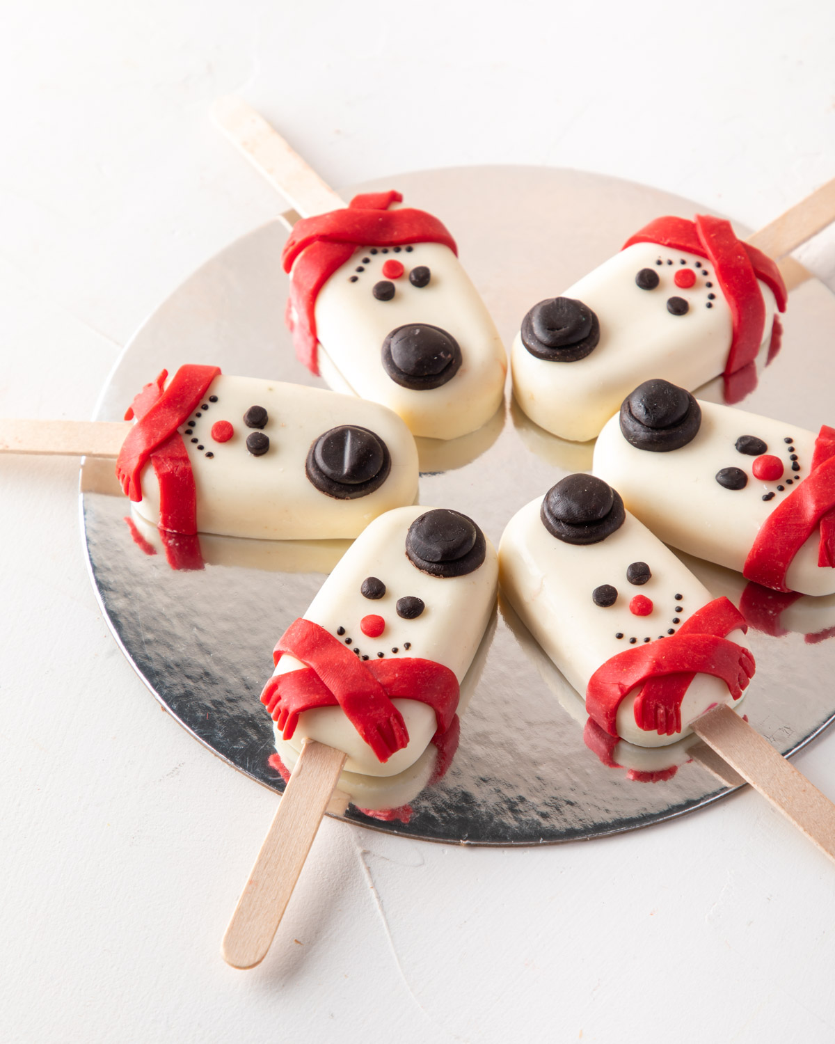 Snowman Cakesicles by NJD