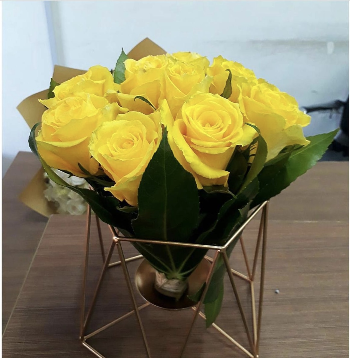 20 std roses with metal stand